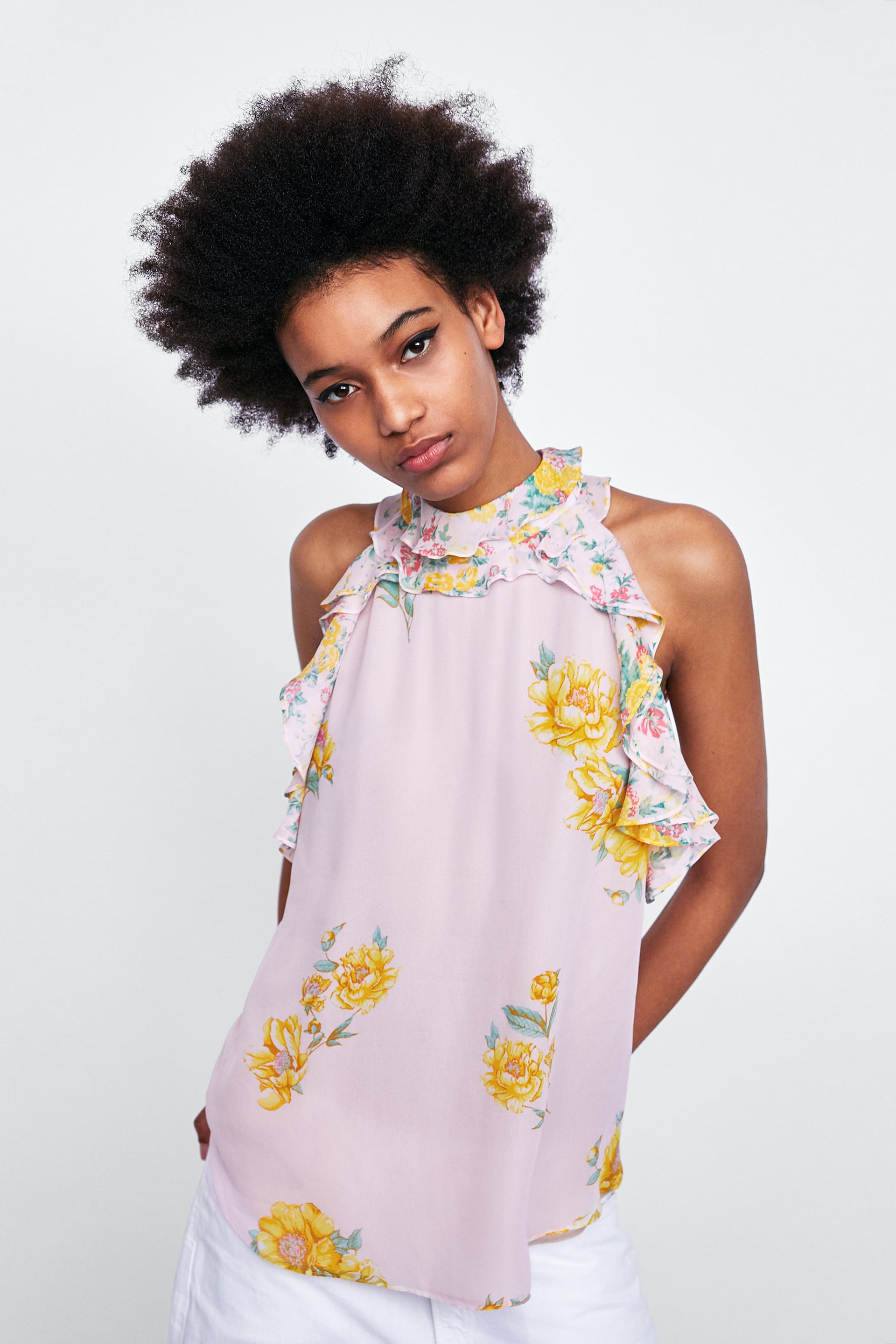 Top con cuello halter de Zara: 9,99 euros.