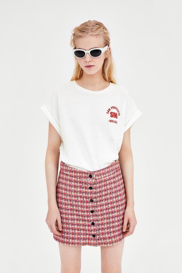 De 'tweed' y con botones vistos en la parte delantera. El precio de esta falda en las últimas rebajas de Zara pasa de 22.95 a 7.99 euros.