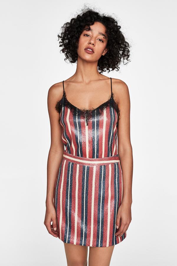 De lentejuelas y con rayas verticales, forma un conjunto perfecto con el top lencero a juego para tus noches de verano más brillantes. Su precio en las últimas rebajas de Zara pasa de 25.95 a 7.99 euros.