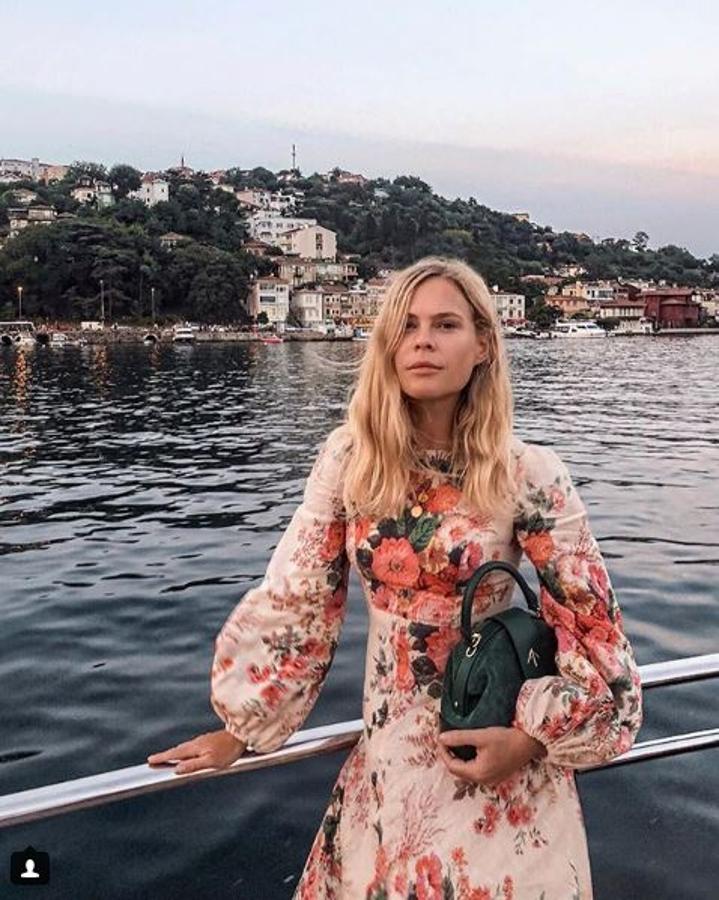 Jessie Bush, de Wethepeoplestyle, es una de sus mayores fans. Su Instagram está lleno de bolsos de Manu Atelier. En esta foto, con el modelo Demi.