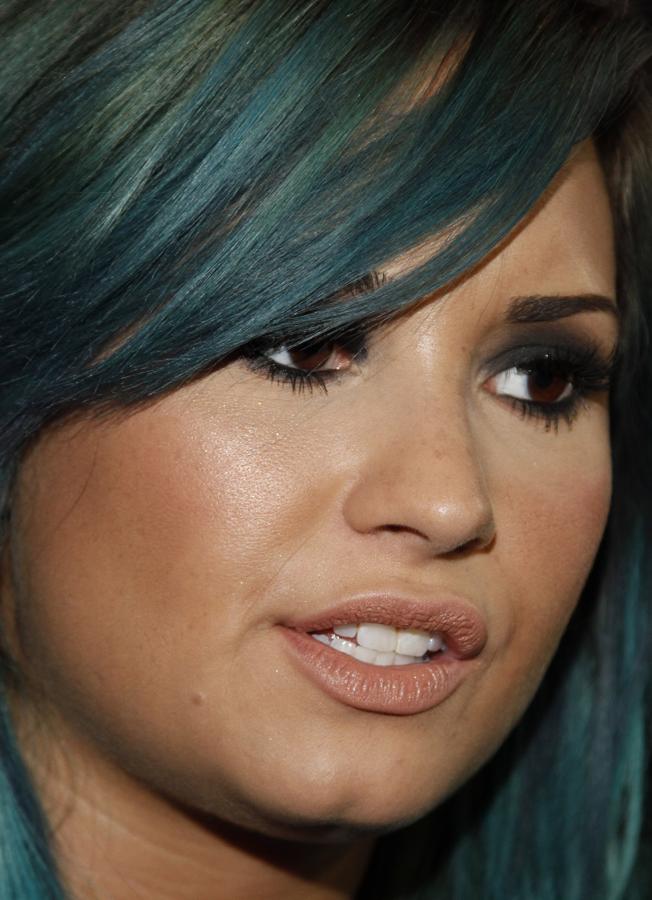 Ingresó por primera vez en un centro de rehabilitación en 2010, el mismo año en el que se enteró que era bipolar. Según revela, dos años después de ser internada consiguió dejar de beber gracias al apoyo de Alcohólicos Anónimos.