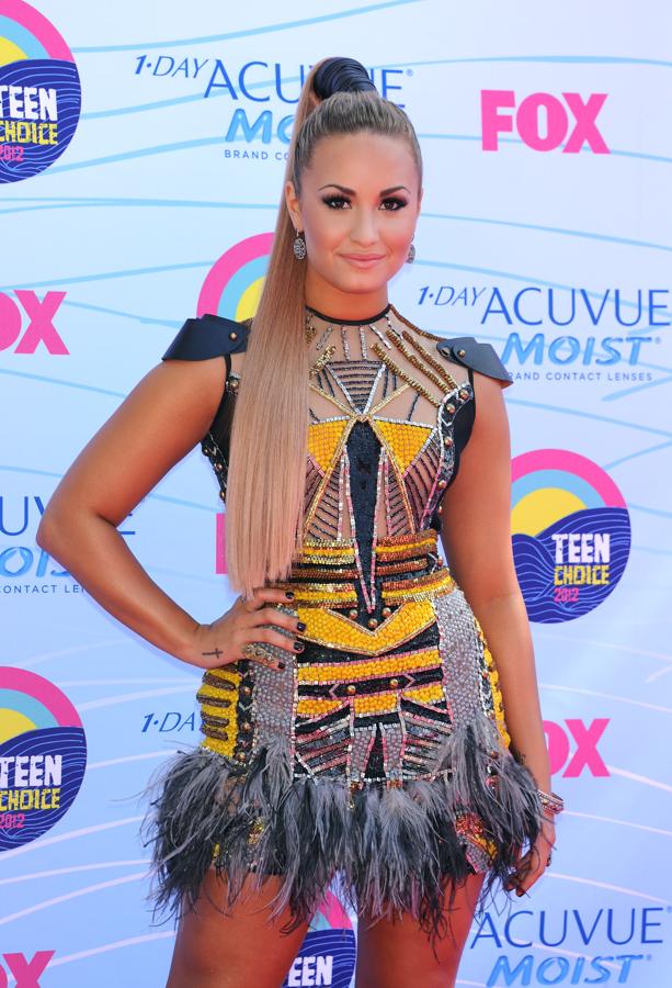 En 2016 decía que abandonaría la música pues no creía que hubiera nacido para enfrentarse a tan frívola industria. Pero en 2017 volvió cargada de energía nueva y sin adicciones.