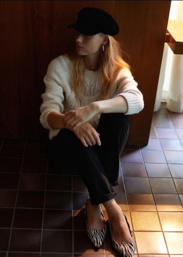 Para el día a día buscamos comodidad y este look de jersey y pantalón es la mejor apuesta. El toque 'fashion' lo ponen con los accesorios: las bailarinas de 'animal print' y la gorra.