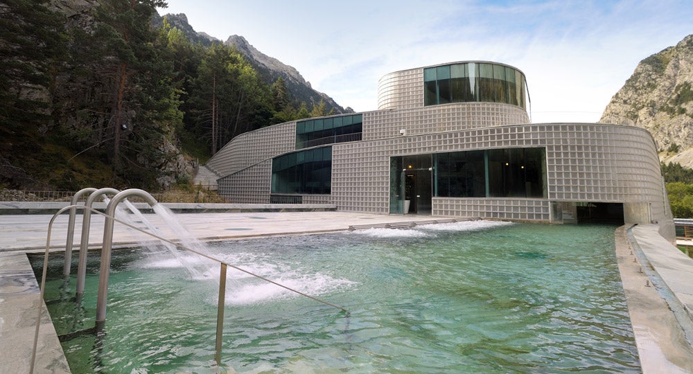 Rodeados por picos de más de 3.000 metros y con increíbles cascadas, Panticosa y su famoso balneario, pertenecientes a la comarca de Alto Gállego (Huesca), te dejarán la boca abierta. En él podrás disfrutar de la lluvia de estrellas en su piscina termal al aire libre. ¡Vaya planazo!
