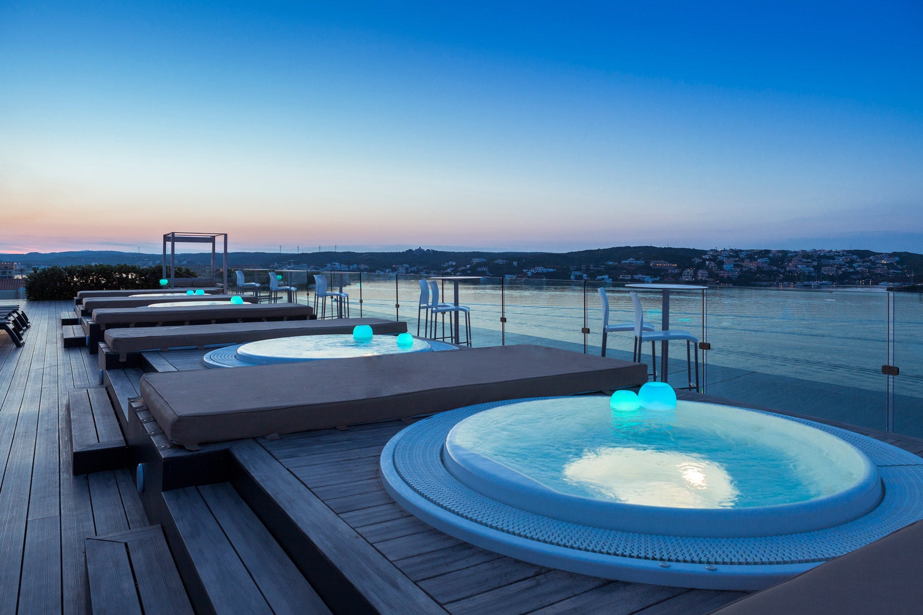 Menorca es uno de los lugares más puros y poco contaminados de España, desde allí las estrellas parecen de otro mundo. Nosotras te proponemos que visites el Barceló Hamilton Menorca, que ofrece una velada mágica a cielo abierto para contemplar las Lágrimas de San Lorenzo en primera fila con el mar a los pies.