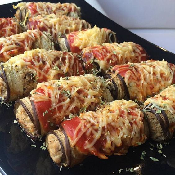 Estos canelones también son una buena opción para prepararlos en un tupper. Son de berenjena y están rellenos de atún y huevo. Para condimentarlos puedes cubrirlos con una base de tomate, queso y orégano que le dará el toque definitivo.