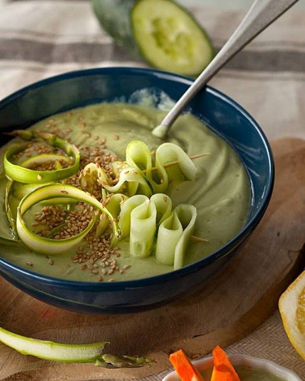 Hay muchas  formas de comer aguacate  y una de ellas es con una crema de aguacate fresca. Esta en particular lleva dos aguacates, un pepino grande, 500 ml de kéfir, sésamo, sal, pimienta y comino al gusto y agua para que el resultado sea más o menos espeso.