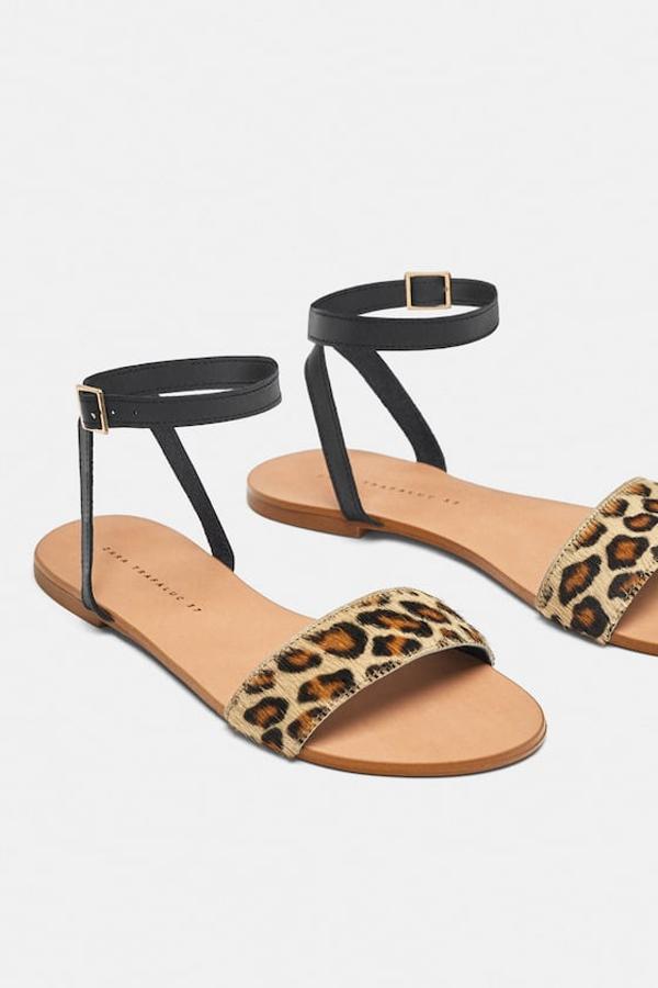 Sandalia plana de con estampado animal de leopardo, 25,95 euros.