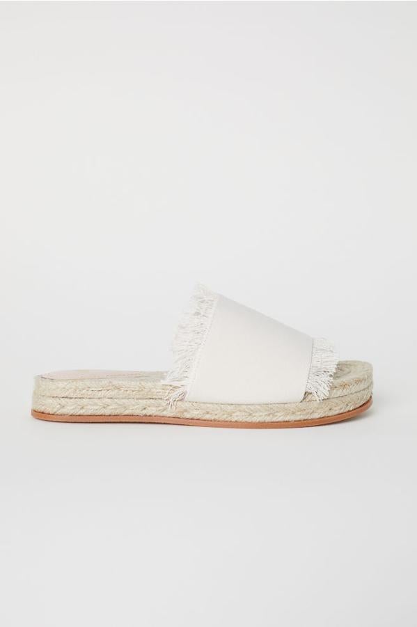 Sandalias blancas, 24,99 euros.