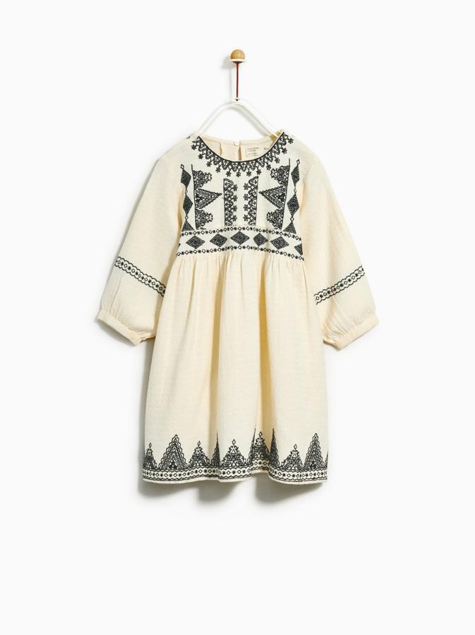 Y nosotras mismas nos compraríamos este vestido con detalles étnicos en contraste de la nueva colección de Zara Kids. Precio: 22.95 euros.
