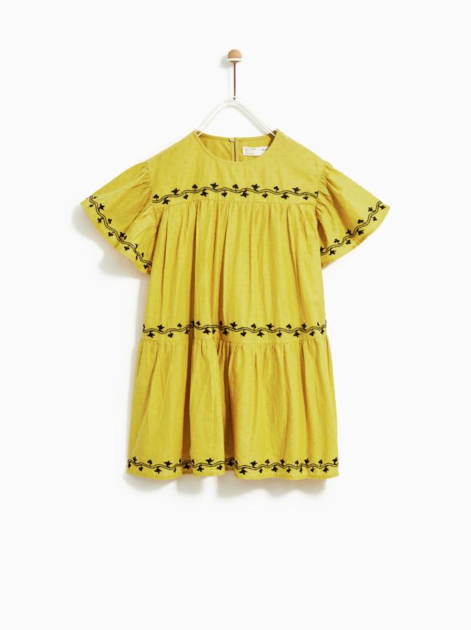 En amarillo, el color el verano, y con unas delicadas cenefas en contraste. Nos encanta este vestido de la nueva colección de Zara Kids, que cuesta 22.95 euros.