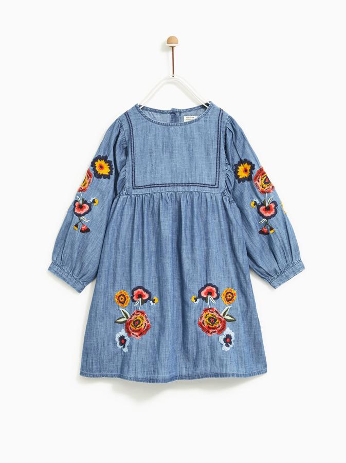 Nos encanta la versión en dénim con bordados de este vestido de nueva colección de Zara Kids. Precio: 22.95 euros.