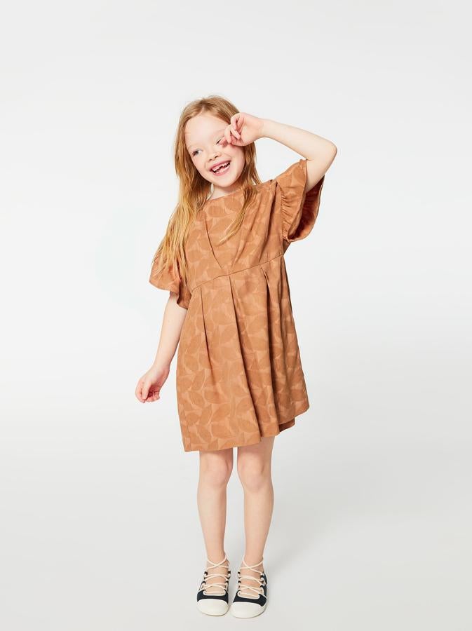 En jacquard color arena y con detalle de hojas estampadas en contraste, este vestido de Zara Kids está rebajado de 22.95 a 7.99 euros.