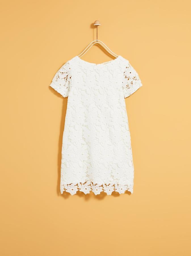 Nos encantan los vestiditos blancos calados para las niñas en verano, y este de Zara Kids es una monada... Su precio: 25.95 euros.