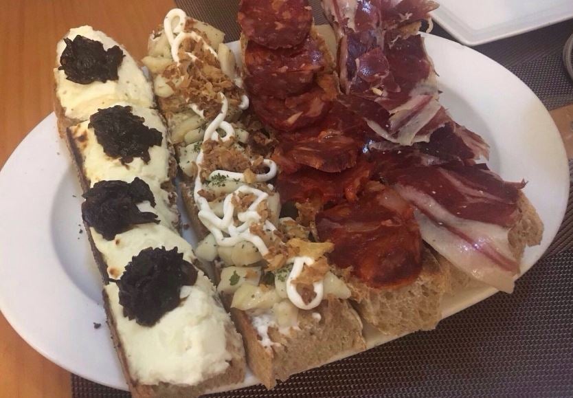 Taberna Almería (Calle Agua, 9): La Taberna Almería entra obligatoriamente en la guía gastro de La Latina. Sus tostas están riquísimas, su ubicación es ideal para ir de turisteo por uno de los barrios más castizos de Madrid y su precio, como dicen muchos, insuperable.