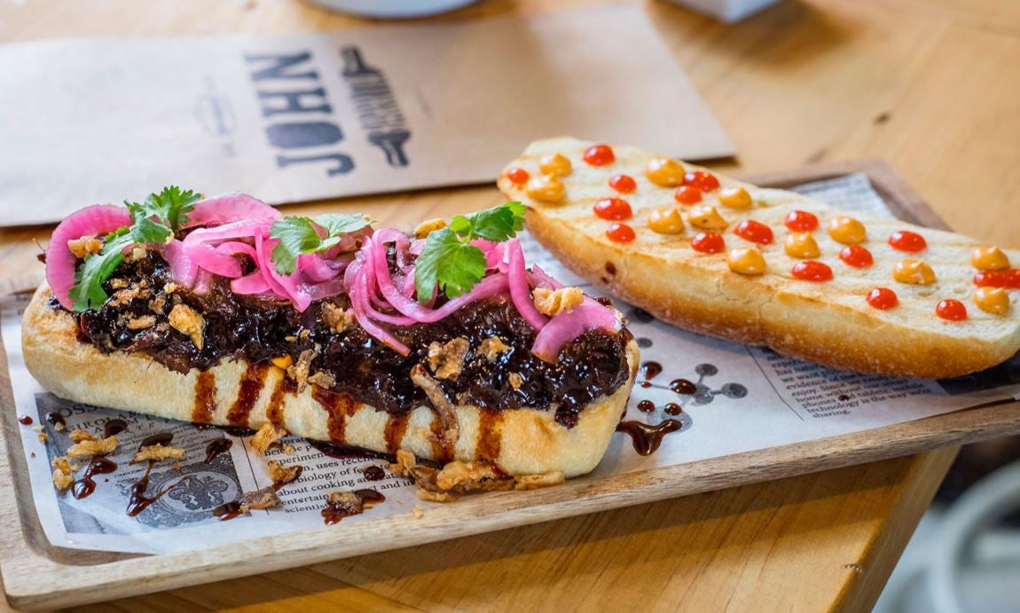 John Barrita (Calle Vallehermoso, 72): El rincón moderno de las tostas de Madrid está en el barrio de Chamberí. Muy conocido por sus ‘bocatas que molan’, es ideal para cualquier tipo de ocasión.