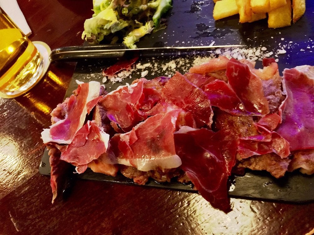 Kaixo (Calle Barcelona, 12): La Taberna de Kaixo está en el mismísimo centro de Madrid, así que si estás de ruta turística, es el sitio perfecto para hacer una parada gastro. Sus tostas, además de riquísimas, no te dejarán con hambre.