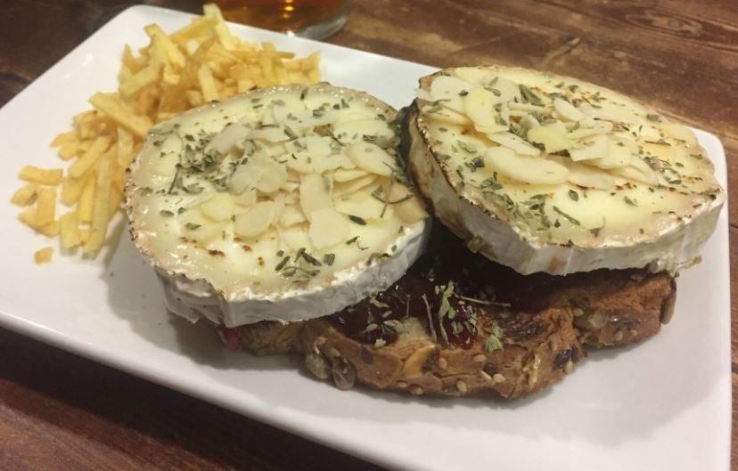 El Pedal (Calle Argumosa, 33): Ya hemos hablado mucho de tostas, y sabemos que todos los sitios de aquí tienen las mejores tostas de Madrid. ¿Qué puede tener de especial El Pedal? Que además de exquisitas tostas, es un sitio ideal para cervezas y amigos. ¡A compartir!