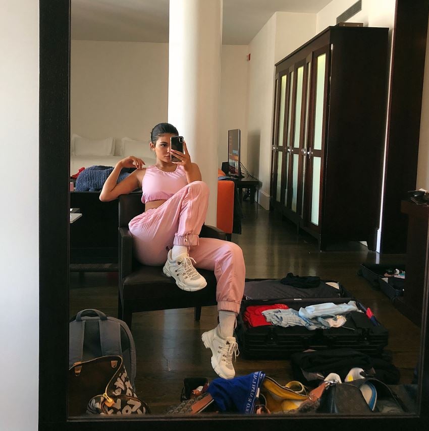 Kylie Jenner. Sus 'looks' deportivos son siempre de firmas independientes. Este total look rosa es de Flea Madonna (el top), de Michael Ngo (los pantalones) y de Gucci (las zapatillas).