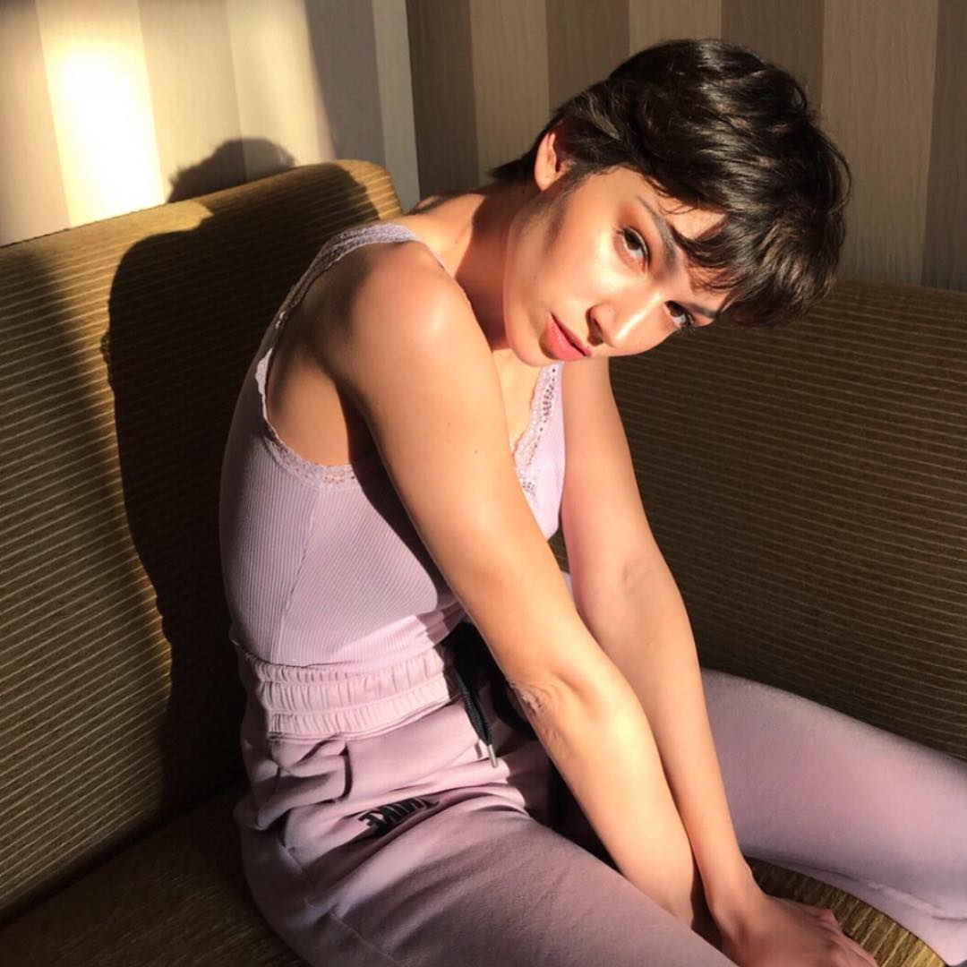 Úrsula Corberó. Se lo puede permitir todo, y por descontado este look rosa de Uniqlo y Nike.