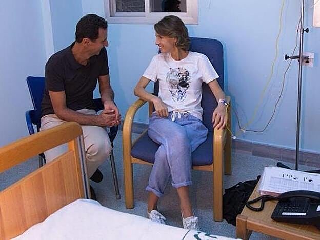 Asma al-Assad junto a su marido mientras se somete al tratamiento contra el cáncer de mama.