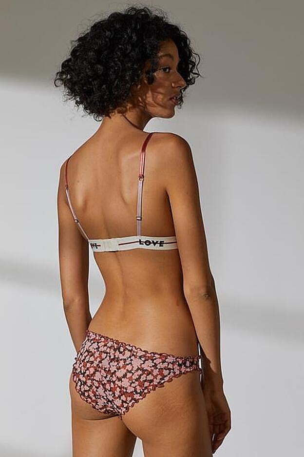 Braga tipo bikini de malla con costuras sobrehiladas. 9,99 euros.