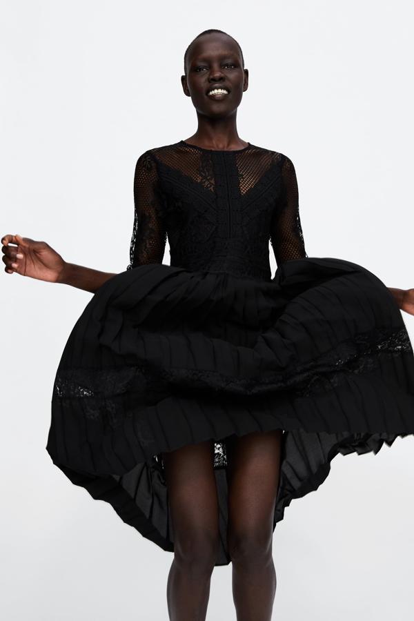 Puede que nunca tengamos suficientes vestidos negros en nuestro armario, pero es que este LBD con volumen en la falda y cuerpo de crochet nos parece una de las prendas más versátiles de la nueva colección de Zara. Y su precio es de 39.95 euros.