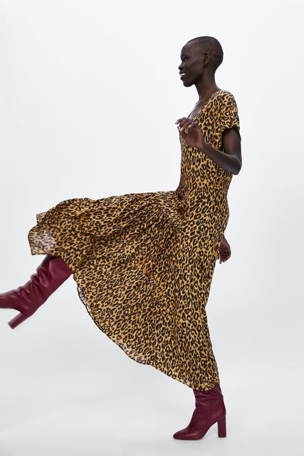 El estampado de leopardo seguirá siendo el 'print' tendencia de la próxima temporada, así que estamos seguras de que este vestido estampado de Zara volará en 3, 2, 1... Cuesta 39.95 euros, y si no lo compras ya, seguro que te vas a arrepentir cuando no dejes de verlo en Instagram a tus 'influencers' favoritas.