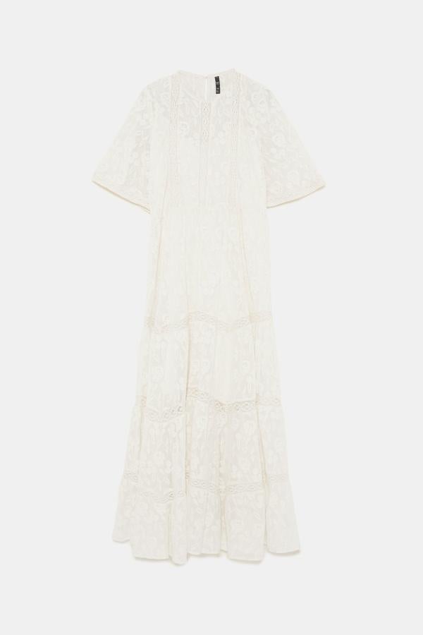 Este es el vestido blanco bordado de Zara (49.95 euros) que proponemos a una novia romántica que celebre una boda 'rustic chic'... ¡con mucho estilo!