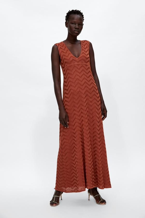 Este maxi vestido de Zara con detalles 'glitter' y tejido geométrico multiplicará por cien tu bronceado cuando vuelvas de la playa. Pero si esperas a entonces para comprártelo, probablemente no lo encuentres. Precio: 35.95 euros.