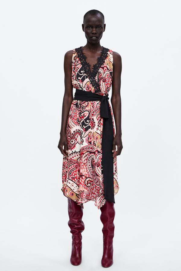 Los 'wrap dress' también seguirán presentes en nuestro armario cuando terminen las vacaciones, y este con estampado paisley no lo vamos a dejar escapar. Su precio en Zara es de 39.95 euros.