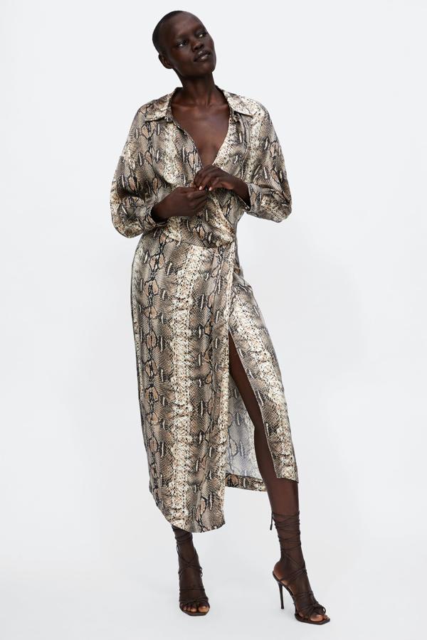 Si un poco más arriba hablábamos del leopardo como el 'must print' de la temporada, no pierdas de vista el estampado de serpiente, porque tenemos la teoría de que va a arrasar, como este vestido de Zara que cuesta 59.95 euros y que será una inversión segura.