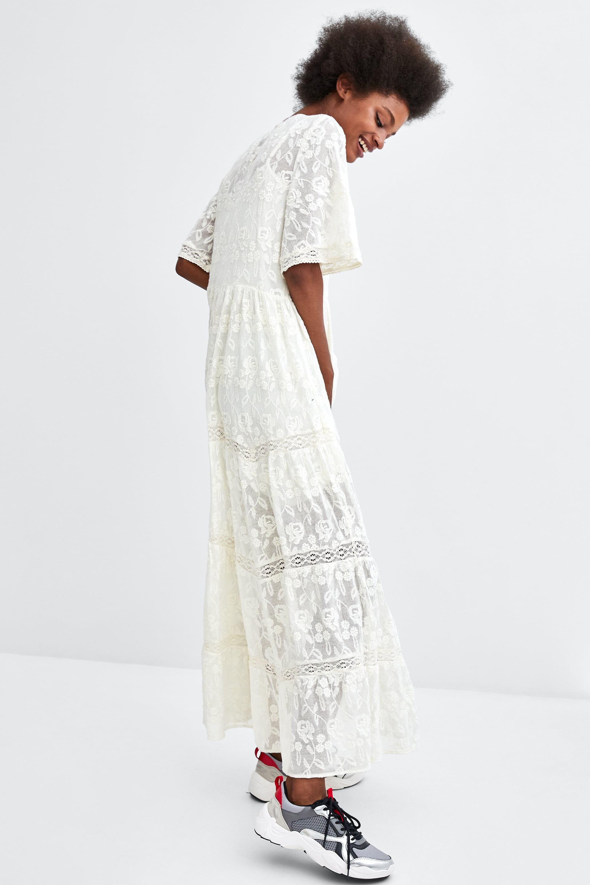 En nuestra imaginación, esa novia romántica no lleva estas (horribles) zapatillas del lookbook de Zara, sino que combina su vestido bordado con unas alpargatas de cuña.