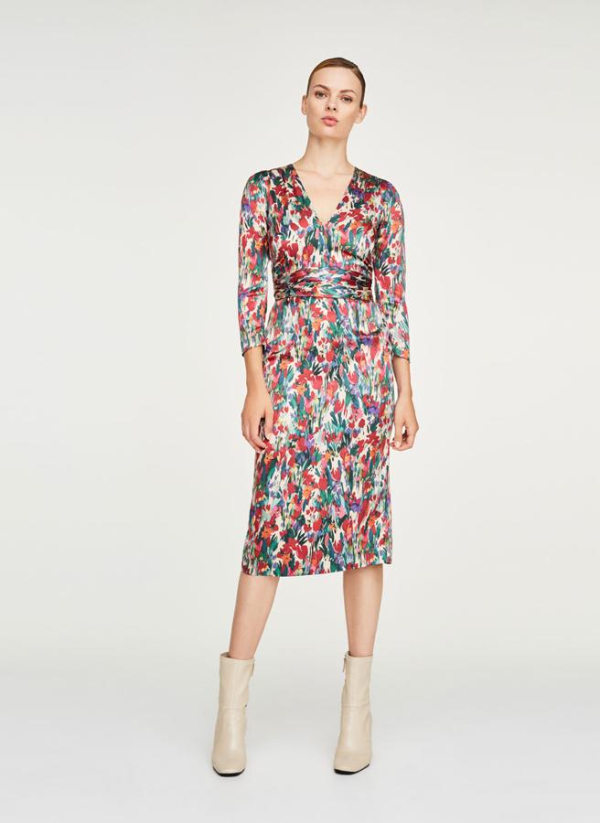 El estampado es casi pictórico y se ajusta a la cintura como si llevara un fajín, 129 euros.