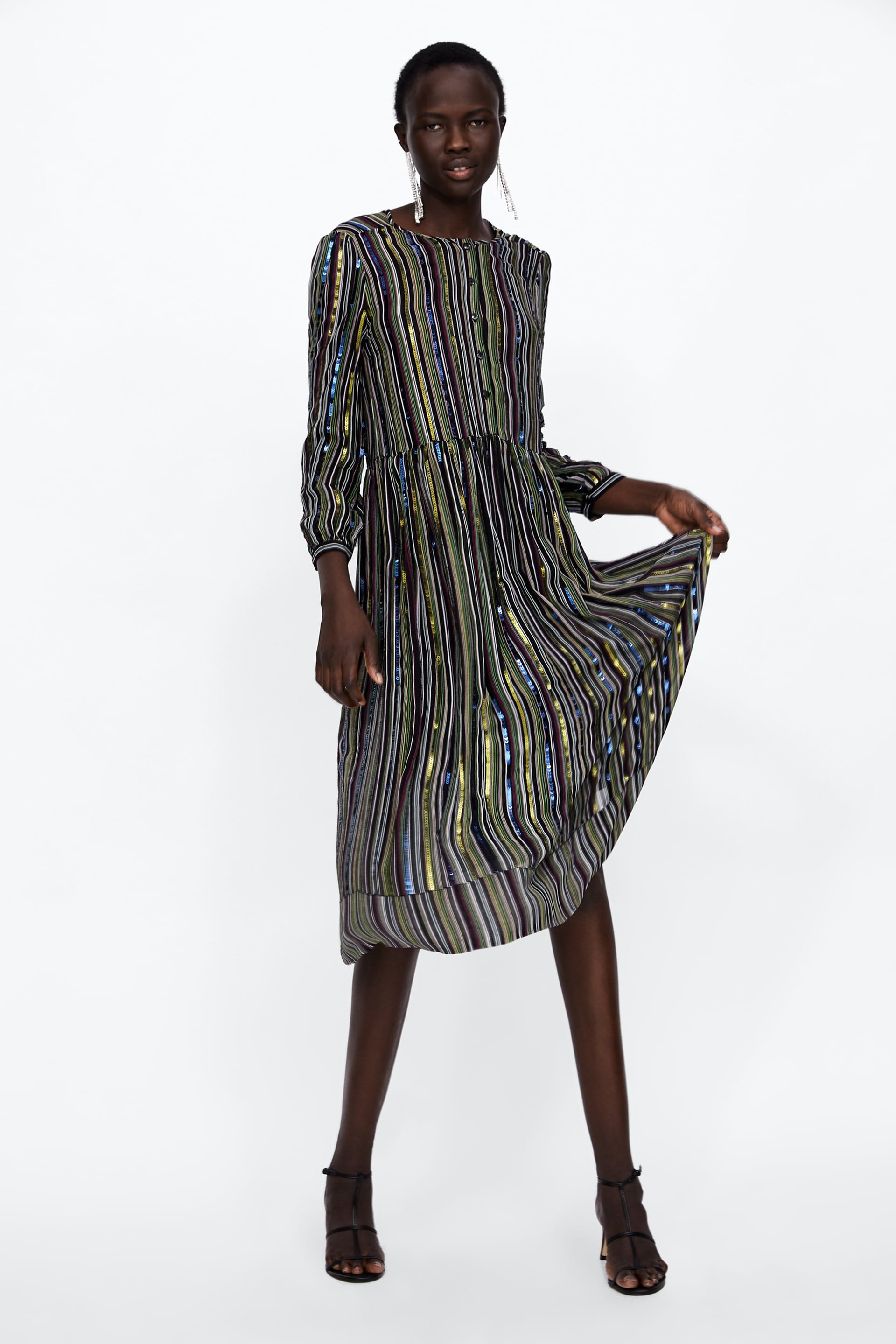 Gracias a Zara, las lentejuelas pasan a convertirse en un material como cualquier otro, menos ligado al cliché de la sofisticación y la noche y más al día. Este vestido se agotará en cuestión de días, así que mejor solicitar un aviso para cuando esté disponible en la web.