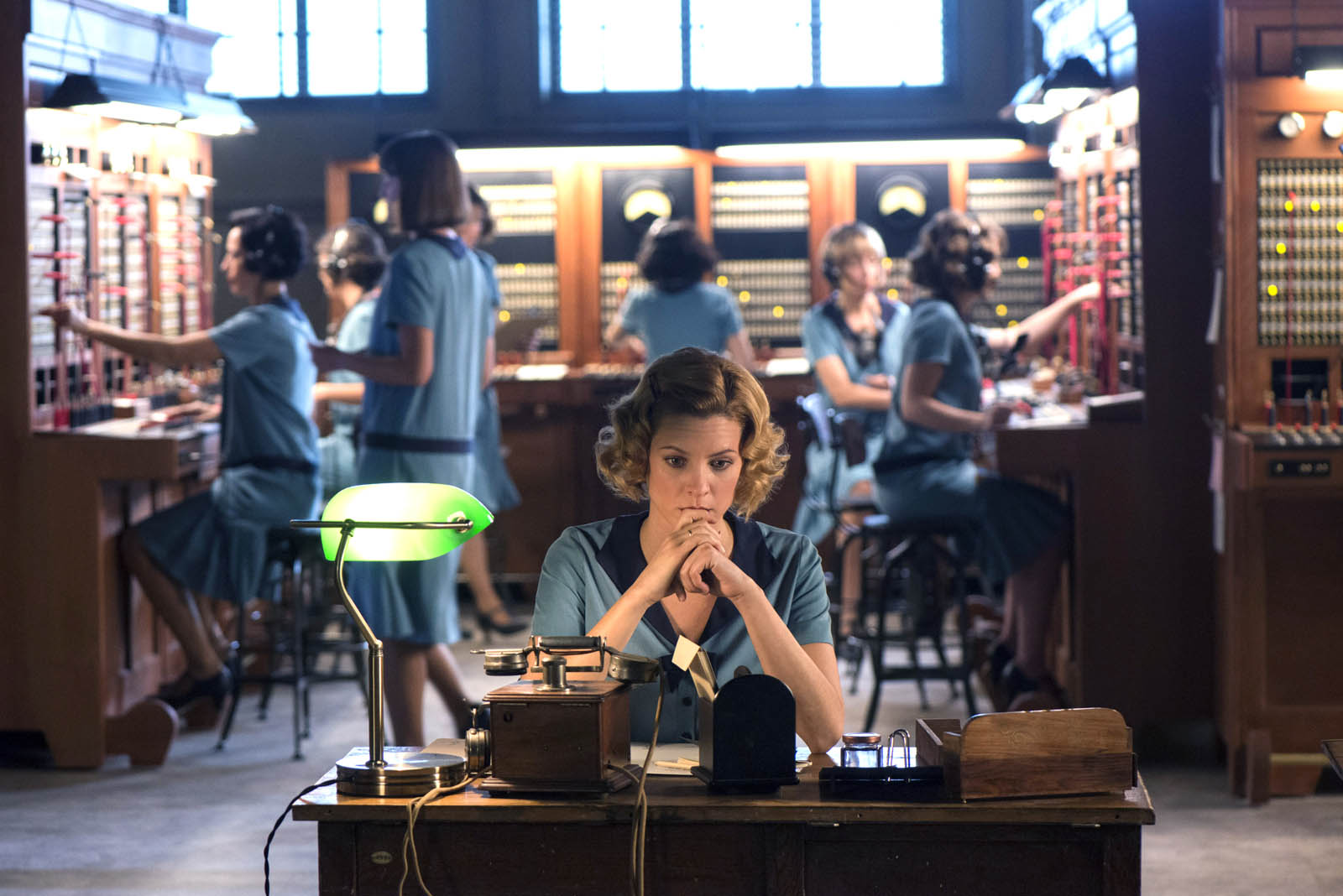 'Las chicas del cable': Se acerca septiembre y con él uno de los  estrenos más esperados: la tercera temporada de ‘Las Chicas del Cable’ . La serie gira en torno a una España de finales de los años 20 que empieza a modernizarse con la instauración de la empresa de Telefónica. Esto lleva una serie de cambios sociales en los que las mujeres y diferentes colectivos comienzan a cobrar cierto protagonismo… No te quedes con la intriga y no tardes en ponerte al día porque la tercera temporada de ‘Las chicas del cable' trae muchas sorpresas.