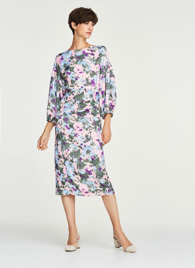 Con manga abullonada y drapeado en la parte central, 99 euros.