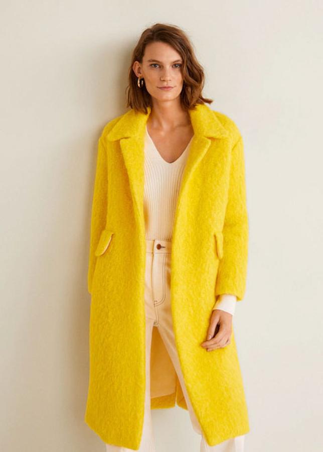 Abrigo de lana desestructurado en color amarillo, 99,99 euros.