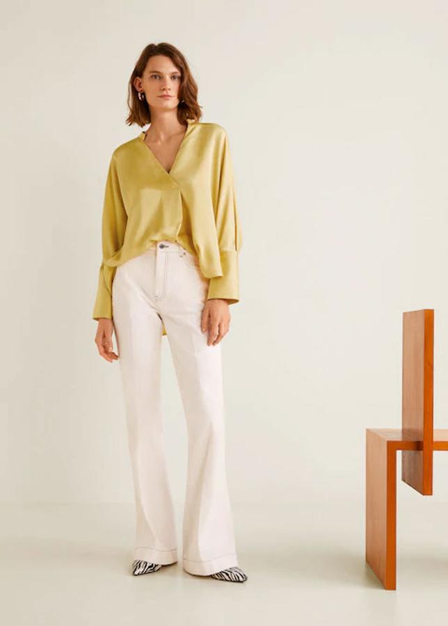 Blusa satinada en color amarillo, 39,99 euros.