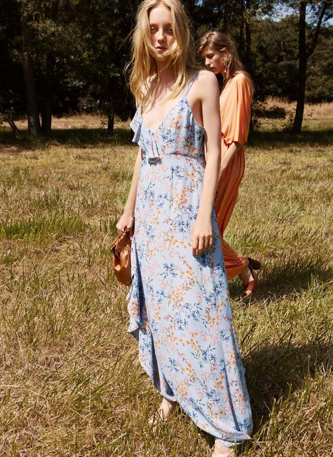 Muy ligero, de escote en pico y estampado de flores, 129 euros.