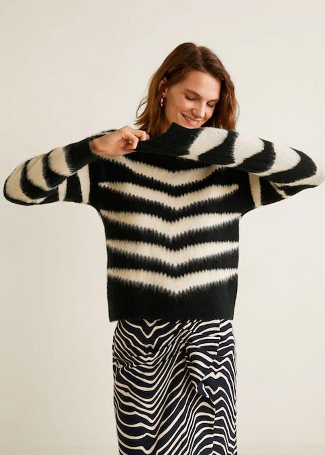 Jersey de textura con estampado de cebra, 35,99 euros.