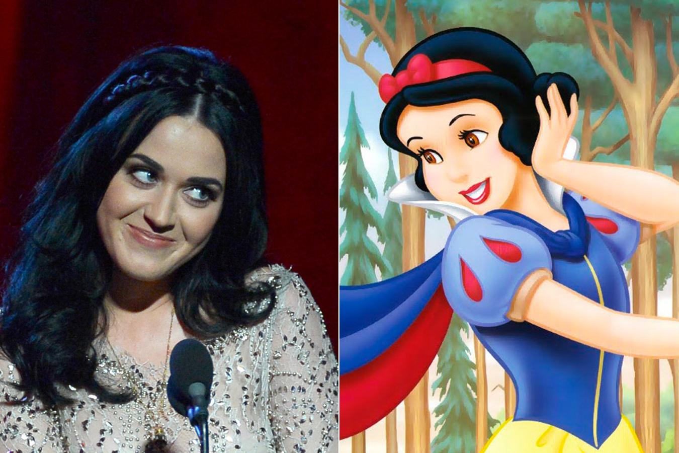 Seguramente sea su melena negra, que la cantante ya no luce, lo que le haya hecho parecerse tanto a Blancanieves. De hecho, la cantante se disfrazó en una ocasión de la princesa Disney.