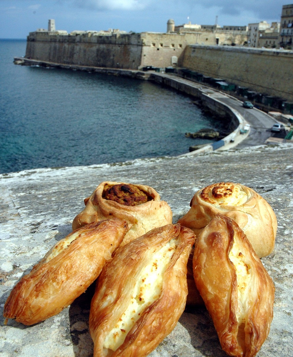 No te puedes ir de Malta sin antes darle un bocado a los pastizzi, estandartes de la cocina local. Son unos pasteles de hojaldres diferentes a otras creaciones. Por lo general un pastel es de sabor dulce. Los pastizzi sin embargo están rellenos de carne, espinacas, queso ricota o puré de guisantes. Nada mejor que entrar en las tradicionales pastizzerija para comprarlos y descubrir su rico sabor.