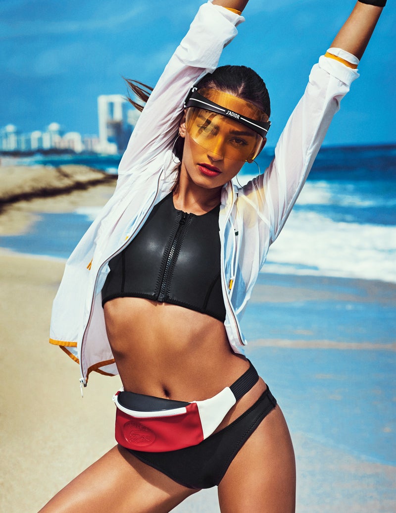 El biquini de neopreno lo firma Now Then. El cortavientos y la riñonera son de Lacoste. La visera es de Christian Dior, el pañuelo atado a la muñeca, de Hilfiger Collection, y los aros de plata, de Pdpaola.