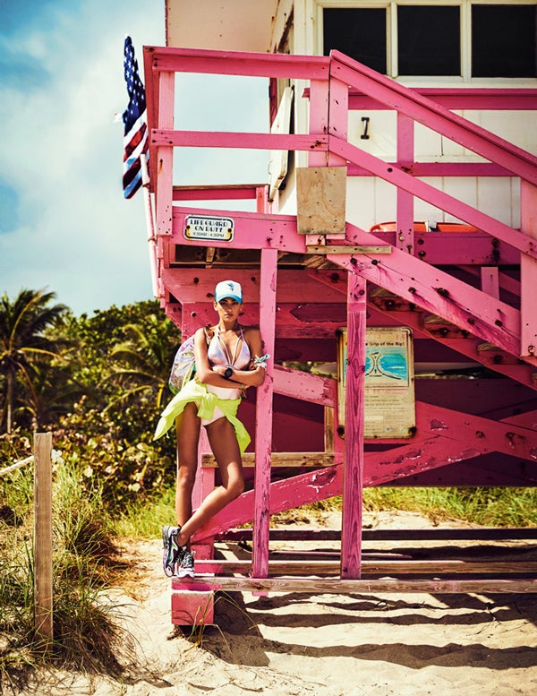 Bañador metalizado de Fórmula Joven para El Corte Inglés. En la cintura, cortavientos neón de Oysho. Deportivas de Sandro, bandana de Levi’s, gorra de New Era, reloj de Casio, pulseras de Guanabana y bolsa de Emporio Armani.