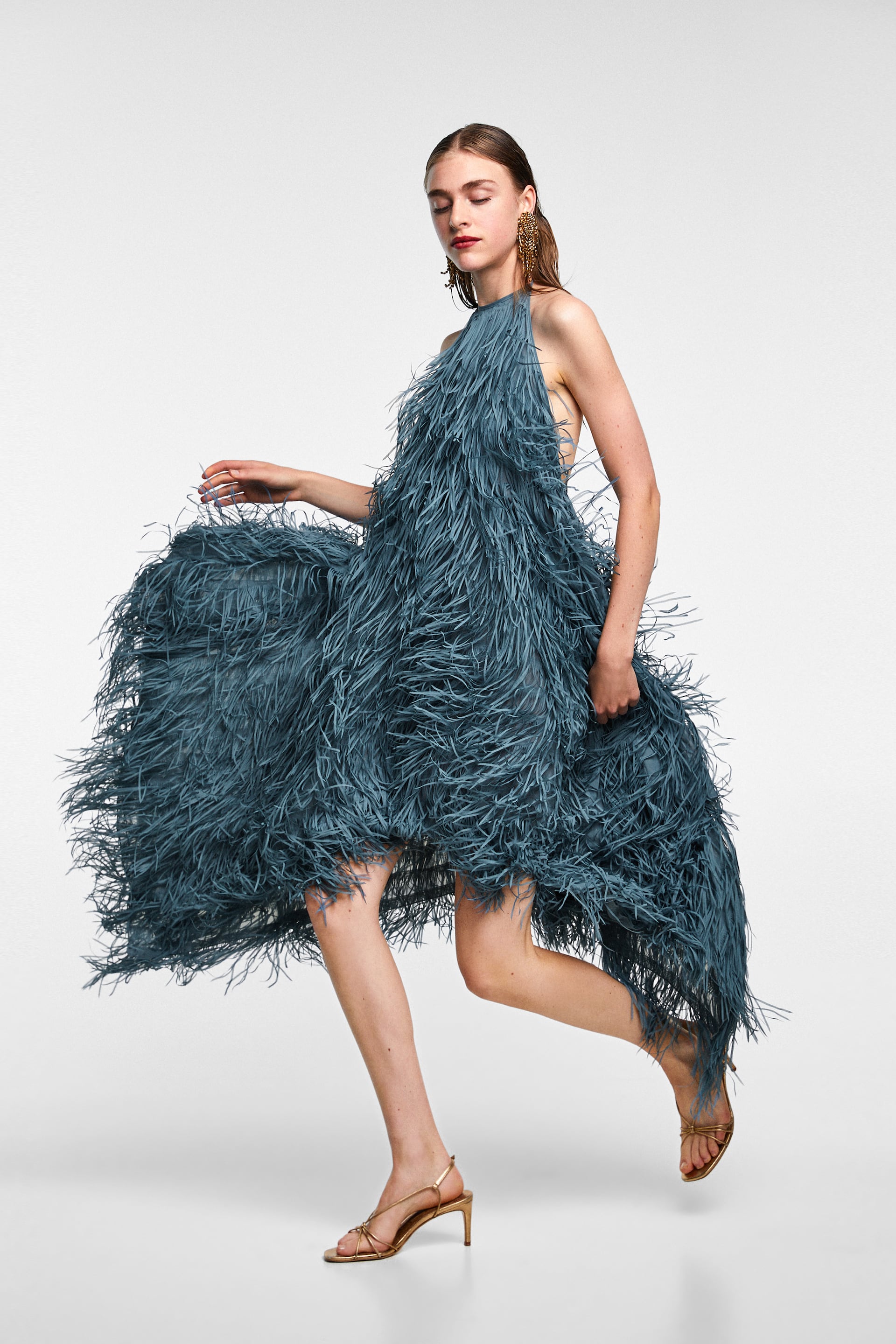 Vestido con cuello halter y flecos: 79,95 euros en Zara.