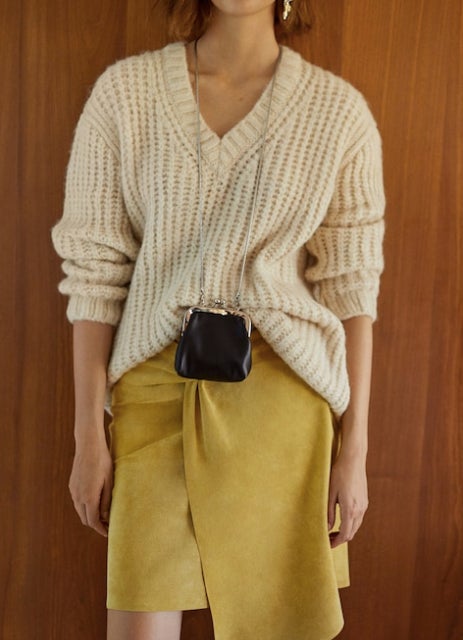 Mini bolso con cadena de Mango: 9,99 euros.