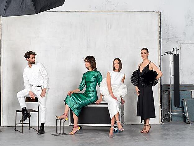 La modelo Claudia Martín luce vestido de Juan Vidal y sandalias de CH Carolina Herrera. La empresaria Lola Muñoz, vestido y cinturón con rafia firmados por el diseñador y sandalias de Emporio Armani. La periodista Raquel Sánchez Silva lleva también vestido y cinturon de Juan Vidal, y sandalias de CH Carolina Herrera. En los labios, L’Absolu Rouge tono 132 Caprice de Lancôme.