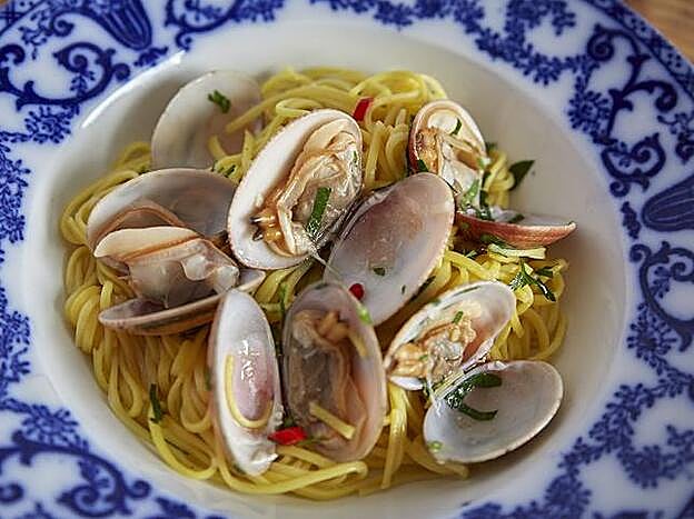 Plato de espagueti con almejas.
