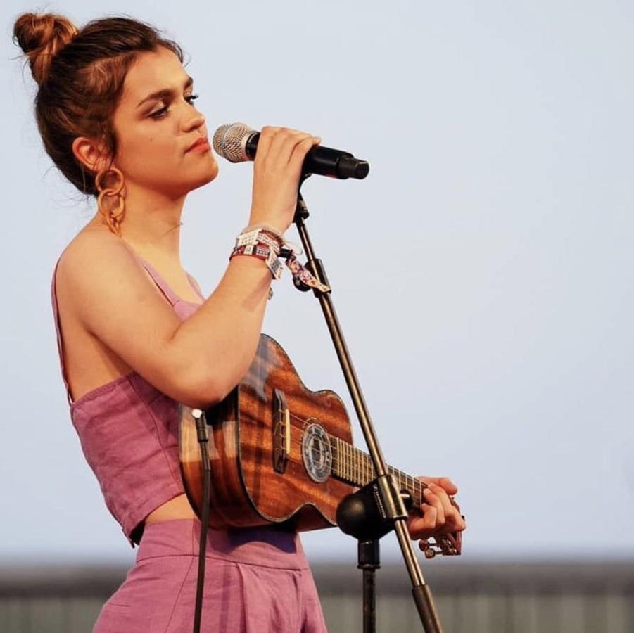 El conjunto que llevó Amaia al Primavera Sound era en color lila y costaba 129 euros el pantalón y 65 euros el top. El top Boa ya está agotado en la web de la firma.